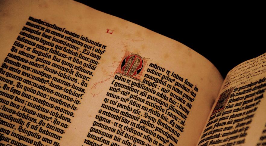 Gutenberg completa la impresión de la primera Biblia