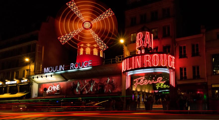 Colapsaron las aspas del icónico cabaret Moulin Rouge de París