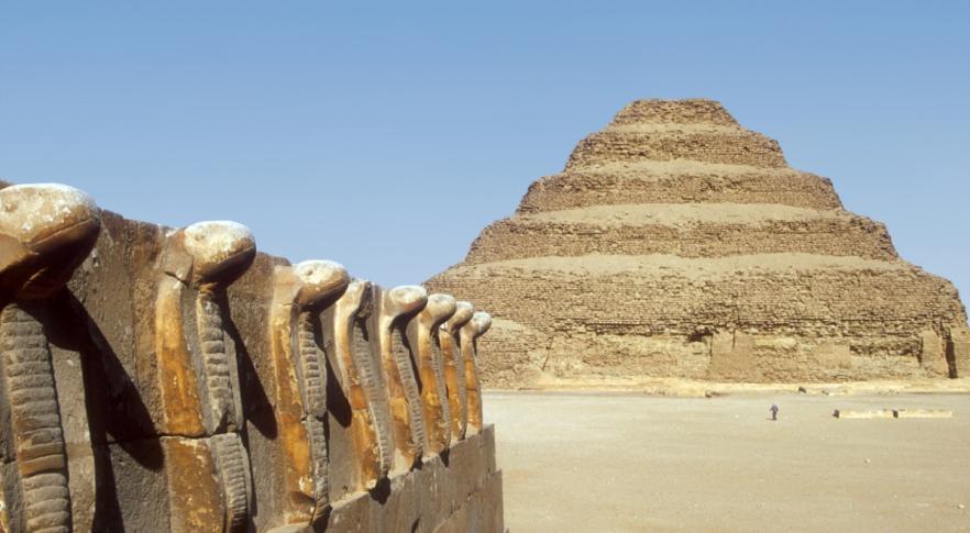 Encuentran una momia cubierta de oro en Egipto